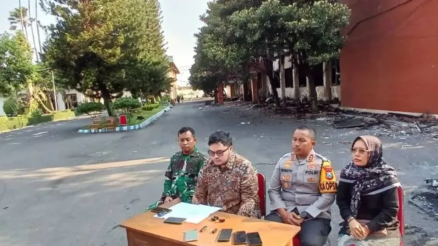 Bupati Kediri Sebut Aset Pemkab Habis Dibakar Massa, Kerugian Rp500 Miliar - GenPI.co