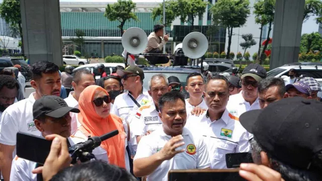 Massa Partai Berkarya Demo Supratman Andi Agtas, Minta Hasil Munas Disahkan - GenPI.co