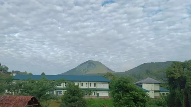 Gunung Lokon Naik Status Jadi Siaga, Aktivitas Gempa Vulkanik Meningkat - GenPI.co Gunung Lokon Naik Status Jadi Siaga, Aktivitas Gempa Vulkanik Meningkat - GenPI.co