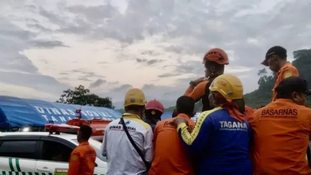Evakuasi Helikopter Jatuh di Kalsel, Tim SAR Tempuh 6 Jam Menuju Lokasi - GenPI.co