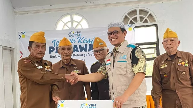 Tidak Lupa Jasa Pahlawan, YBM PLN UIP JBT Salurkan Bantuan untuk Keluarga Veteran - GenPI.co Tidak Lupa Jasa Pahlawan, YBM PLN UIP JBT Salurkan Bantuan untuk Keluarga Veteran - GenPI.co