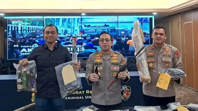 Polda Metro Jaya Rugi Rp180 M dalam Aksi Anarkis , 440 Bangunan & 108 Kendaraan Rusak - GenPI.co Polda Metro Jaya Rugi Rp180 M dalam Aksi Anarkis , 440 Bangunan & 108 Kendaraan Rusak - GenPI.co