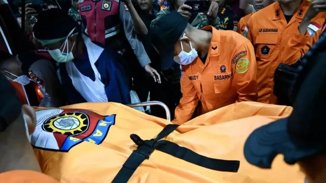 8 Jenazah Korban Helikopter Jatuh Diserahkan ke DVI Polda Kalsel untuk Identifikasi - GenPI.co 8 Jenazah Korban Helikopter Jatuh Diserahkan ke DVI Polda Kalsel untuk Identifikasi - GenPI.co