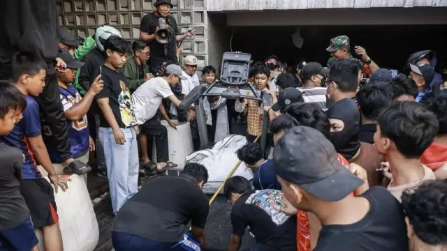 Warga Serahkan 32 Barang Ahmad Sahroni Termasuk 1 Bundel Sertifikat Tanah - GenPI.co Warga Serahkan 32 Barang Ahmad Sahroni Termasuk 1 Bundel Sertifikat Tanah - GenPI.co