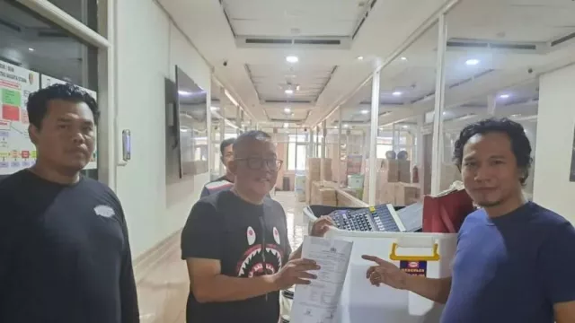 Warga Kembalikan Barang Hasil Jarahan dari Rumah Ahmad Sahroni - GenPI.co