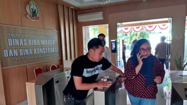 Legislator Sulsel Pinjam Kantor BMBK Seusai Gedung DPRD Dibakar Massa - GenPI.co Legislator Sulsel Pinjam Kantor BMBK Seusai Gedung DPRD Dibakar Massa - GenPI.co