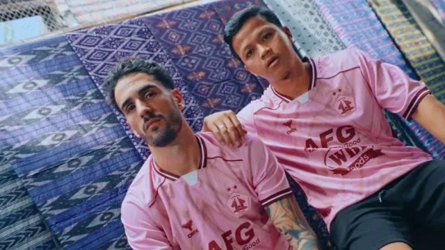 Persik Kediri Rilis Jersei Ketiga Pink, Bermotif Tenun Ikat Bandar Kidul - GenPI.co