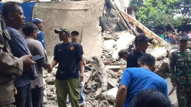 Bangunan Majelis Ambruk di Bogor, 3 Meninggal dan 54 Luka-Luka - GenPI.co Bangunan Majelis Ambruk di Bogor, 3 Meninggal dan 54 Luka-Luka - GenPI.co