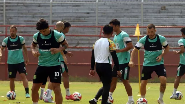 Persebaya Surabaya Tetap Bermain Menyerang saat Lawan Persib Bandung - GenPI.co Persebaya Surabaya Tetap Bermain Menyerang saat Lawan Persib Bandung - GenPI.co