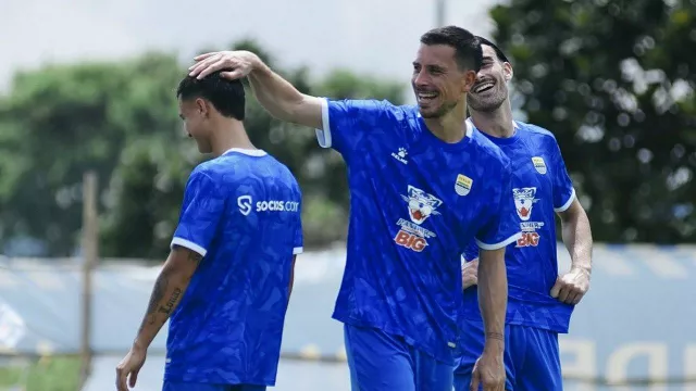 Persib vs Persebaya di GBLA, Thom Haye Tak Sabar Ingin Melihat Bobotoh - GenPI.co Persib vs Persebaya di GBLA, Thom Haye Tak Sabar Ingin Melihat Bobotoh - GenPI.co