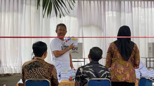 Eks Wali Kota Bandung Yana Mulyana Bebas Bersyarat, Sebelumnya Divonis 4 Tahun - GenPI.co Eks Wali Kota Bandung Yana Mulyana Bebas Bersyarat, Sebelumnya Divonis 4 Tahun - GenPI.co
