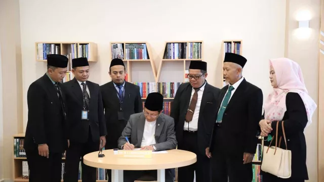 Kunjungi Pesantren Wali Songo Ngabar, Menag Ajak Santri Teladani Ulama Terdahulu - GenPI.co Kunjungi Pesantren Wali Songo Ngabar, Menag Ajak Santri Teladani Ulama Terdahulu - GenPI.co