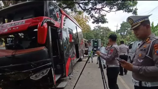Tim Gabungan Polda Jatim Selidiki Kecelakaan Maut Bus di Bromo yang Tewaskan 8 Orang - GenPI.co Tim Gabungan Polda Jatim Selidiki Kecelakaan Maut Bus di Bromo yang Tewaskan 8 Orang - GenPI.co