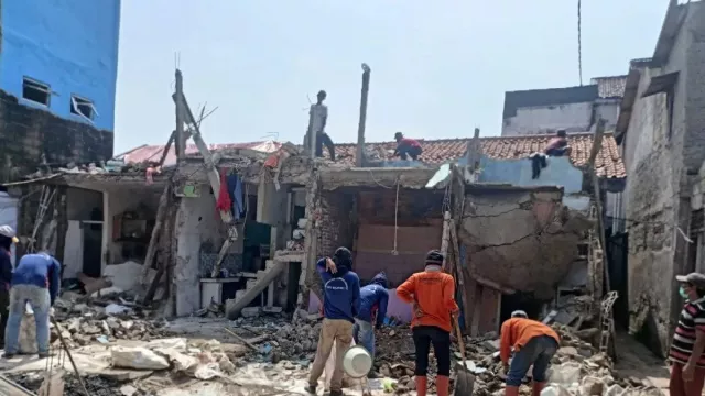 Rumah Korban Ledakan di Pamulang Mulai Diperbaiki, Ditarget 2 Bulan Selesai - GenPI.co Rumah Korban Ledakan di Pamulang Mulai Diperbaiki, Ditarget 2 Bulan Selesai - GenPI.co