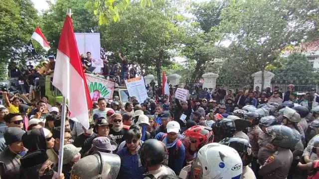 Warga Pati Kembali Demonstrasi, Tuntut Bupati Sudewo Segera Mundur - GenPI.co Warga Pati Kembali Demonstrasi, Tuntut Bupati Sudewo Segera Mundur - GenPI.co