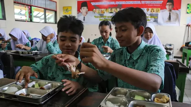 Isu Ompreng MBG Mengandung Minyak Babi, BGN Fokus Pakai Produksi Dalam Negeri - GenPI.co
