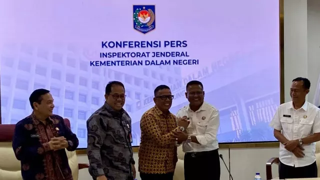 Kasus Pencopotan Kepala Sekolah, Wali Kota Prabumulih Akui Salah dan Minta Maaf - GenPI.co Kasus Pencopotan Kepala Sekolah, Wali Kota Prabumulih Akui Salah dan Minta Maaf - GenPI.co