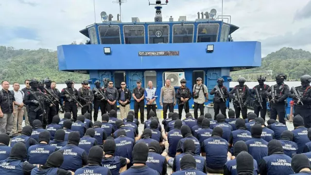 60 Napi High Risk Pangkalpinang Dipindah ke Nusakambangan, Dibersihkan dari Narkoba - GenPI.co 60 Napi High Risk Pangkalpinang Dipindah ke Nusakambangan, Dibersihkan dari Narkoba - GenPI.co