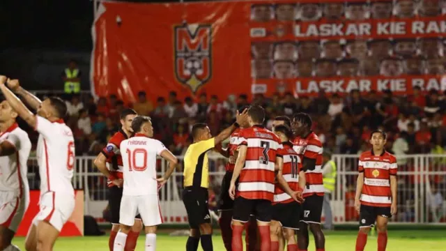 Alfredo Vera Soroti Mental Madura United saat Ditekuk Laskar Kie Raha - GenPI.co