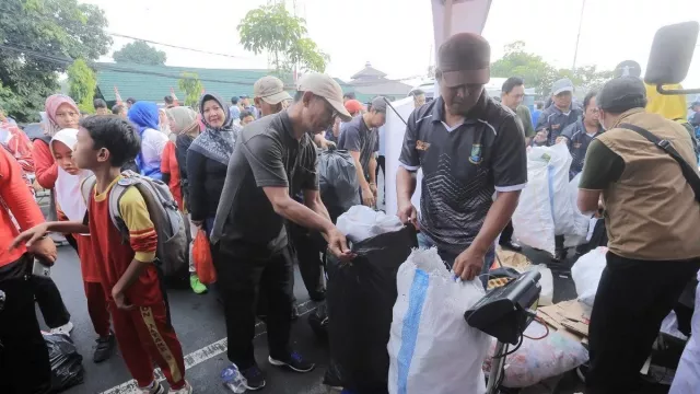 Pemkot Tangerang Sumbangkan Rp20 Juta Hasil Sedekah Sampah untuk Palestina - GenPI.co