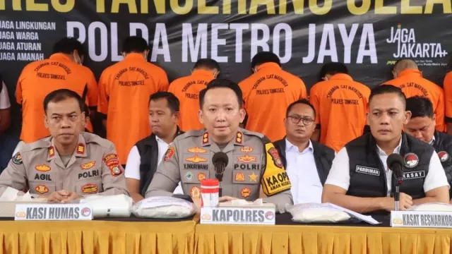 Polisi Bongkar Pabrik Tembakau Sintetis di Cikarang, 9 Tersangka Ditangkap - GenPI.co Polisi Bongkar Pabrik Tembakau Sintetis di Cikarang, 9 Tersangka Ditangkap - GenPI.co