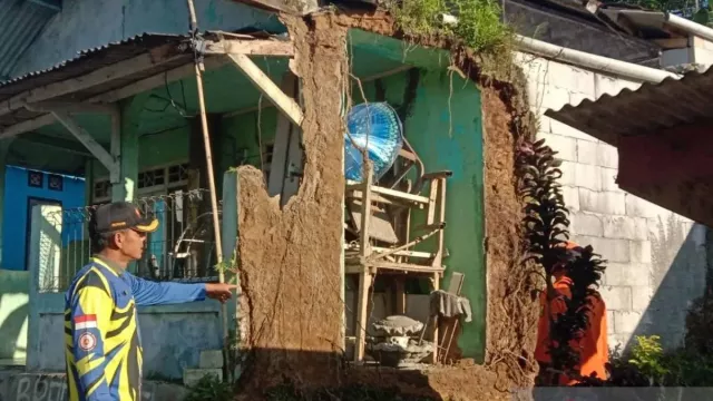 5 Rumah Rusak Akibat Gempa Magnitudo 3,8 di Sukabumi, BNPB Tetap Siaga - GenPI.co 5 Rumah Rusak Akibat Gempa Magnitudo 3,8 di Sukabumi, BNPB Tetap Siaga - GenPI.co
