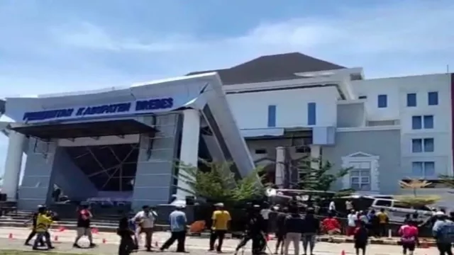 Teras Gedung KPT Brebes Ambruk, 3 Orang Luka-Luka - GenPI.co Teras Gedung KPT Brebes Ambruk, 3 Orang Luka-Luka - GenPI.co