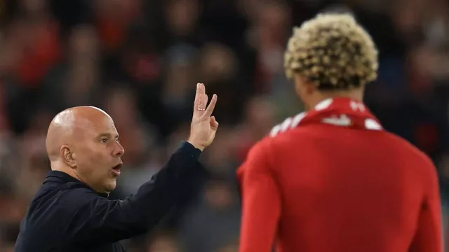 Dapat Kartu Merah karena Lepas Jersei, Ekitike Disebut Bodoh oleh Arne Slot - GenPI.co