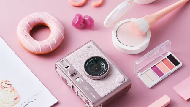 Fujifilm Rilis Instax Mini Evo Gentle Rose, Warna Elegan untuk Ekspresi Baru - GenPI.co