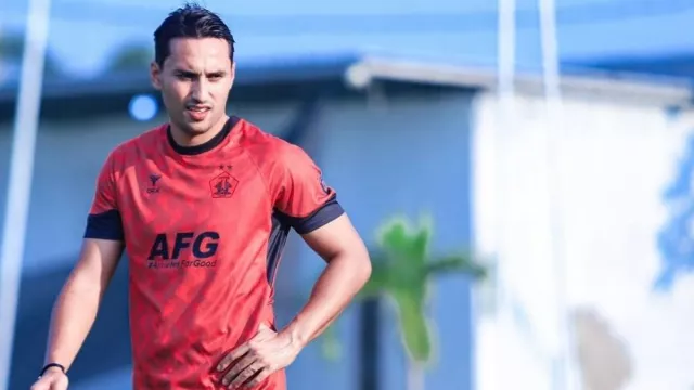 Ezra Walian Kembali Berlatih, Ong Kim Swee Belum Berani Turunkan - GenPI.co