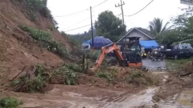 Hujan Deras Picu Longsor dan Tutup Akses Jalan, 858 Warga Sidrap Sulsel Terisolasi - GenPI.co