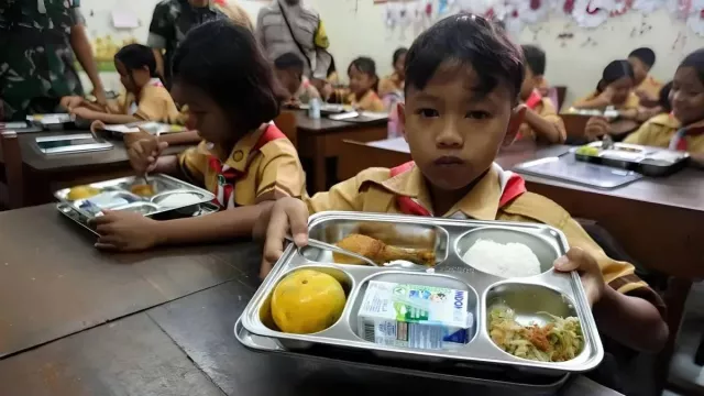  Kantin Sekolah Bisa Berkolaborasi dengan SPPG Soal MBG - GenPI.co