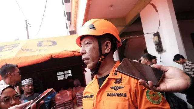38 Santri Diduga Masih Tertimbun Reruntuhan Ponpes Al Khoziny, 1 Orang Tewas - GenPI.co