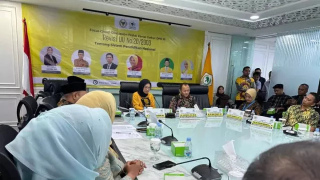 Komisi X DPR RI Bantah Isu Revisi UU Sisdiknas Bakal Hapus Hak-hak Guru - GenPI.co