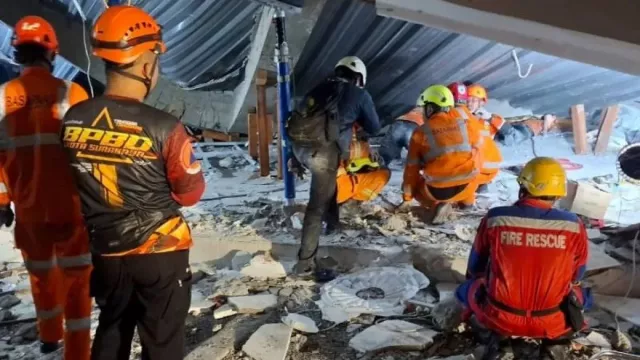 Area Reruntuhan Ponpes Al Khoziny Harus Kosong, Struktur Rapuh Hambat Evakuasi Korban - GenPI.co