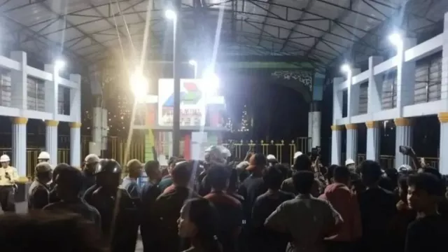 Kilang Minyak Pertamina Dumai Terbakar, Warga Diminta Tenang - GenPI.co