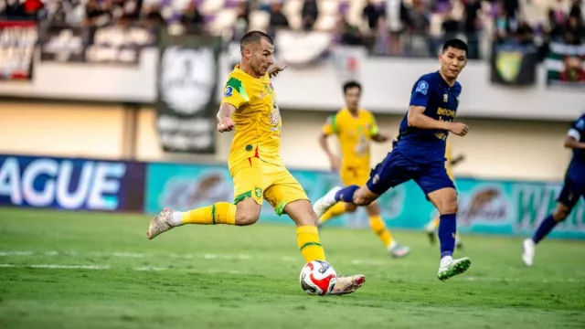 Pelatih Persebaya Surabaya Eduardo Perez Percaya Perovic Segera Jawab Keraguan - GenPI.co