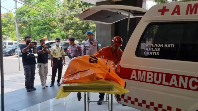 RS Bhayangkara Siapkan Kontainer Freezer untuk Jenazah Korban Ponpes Al Khoziny - GenPI.co