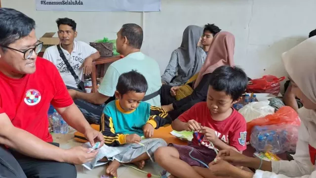 Unesa Beri Trauma Healing untuk Korban Runtuhnya Ponpes Al Khoziny - GenPI.co