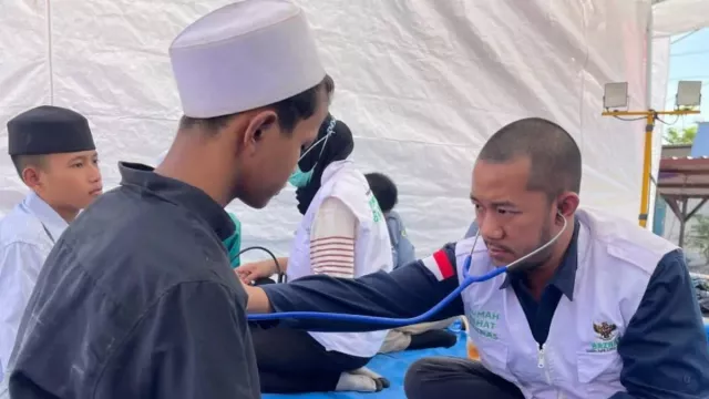 Baznas Buka Dapur Umum dan Sediakan Layanan Medis Bagi Korban Ponpes Al Khoziny - GenPI.co