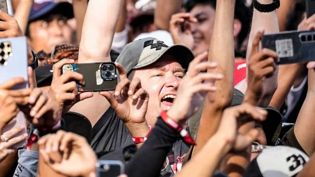 MotoGP Mandalika 2025 Pecahkan Rekor, 140 Ribu Penonton Padati Sirkuit di Lombok - GenPI.co