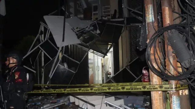 Ledakan Gedung Farmasi Hebohkan Pondok Aren, Polisi Tegaskan Tak Ada Bom - GenPI.co