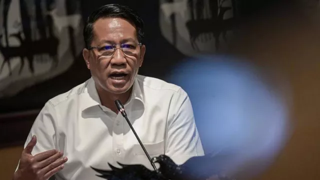 Supratman Tak Lihat Detail Nama Bapak J Ketua Dewan Pembina PSI saat Teken SK - GenPI.co