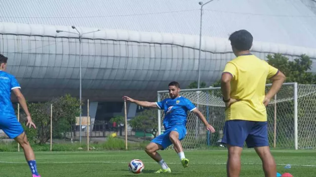 Bojan Hodak Tak Terkendala, Gim Internal Persib Bandung Tanpa 12 Pemain - GenPI.co