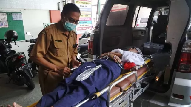 Puluhan Siswa SMPN 1 Boyolangu Tulungagung Diduga Keracunan MBG, Alami Mual & Pusing - GenPI.co Puluhan Siswa SMPN 1 Boyolangu Tulungagung Diduga Keracunan MBG, Alami Mual & Pusing - GenPI.co