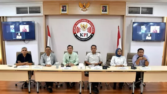 Langgar Etika Penyiaran, KPI Hentikan Sementara Program Xpose Uncensored Trans7 - GenPI.co Langgar Etika Penyiaran, KPI Hentikan Sementara Program Xpose Uncensored Trans7 - GenPI.co