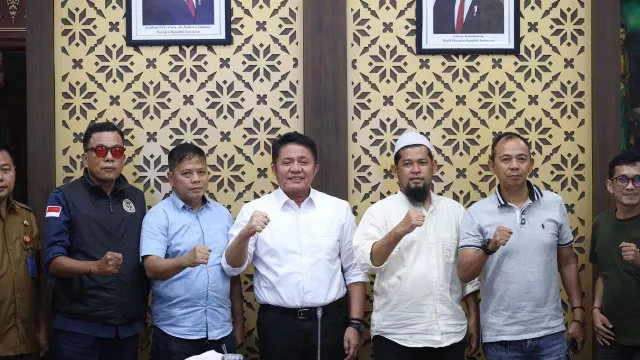 Suporter Yakin Gubernur Herman Deru Bisa Carikan Jalan Keluar Sriwijaya FC - GenPI.co Suporter Yakin Gubernur Herman Deru Bisa Carikan Jalan Keluar Sriwijaya FC - GenPI.co
