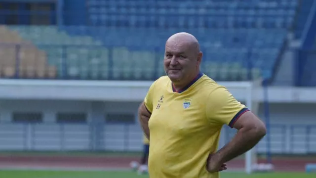 Bojak Hodak Minta Persib Bandung Tak Anggap Enteng PSBS Biak - GenPI.co Bojak Hodak Minta Persib Bandung Tak Anggap Enteng PSBS Biak - GenPI.co