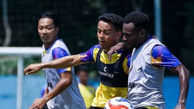 Arema FC Bernafsu Lumat PSM Makassar di Stadion Gelora BJ Habibie - GenPI.co Arema FC Bernafsu Lumat PSM Makassar di Stadion Gelora BJ Habibie - GenPI.co