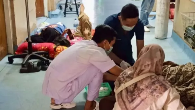 Tempat Tidur Penuh, Pasien IGD RSUD Cut Nyak Dhien Terpaksa Dirawat di Lantai - GenPI.co